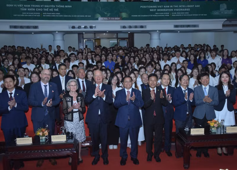 政府总理范明正和世界经济论坛主席克劳斯·施瓦布与越南各所高等院校的老师和学生。