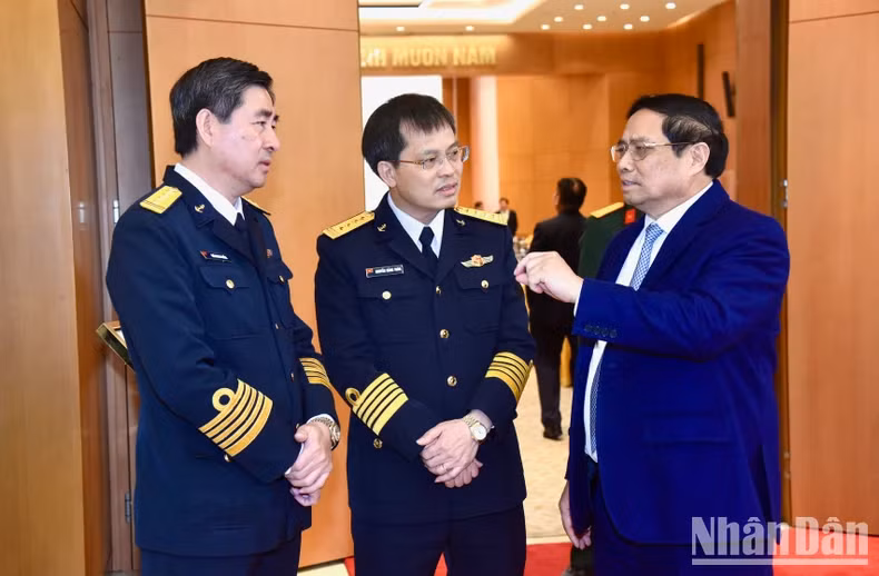 范明正总理和与会代表交流。（陈海 摄）