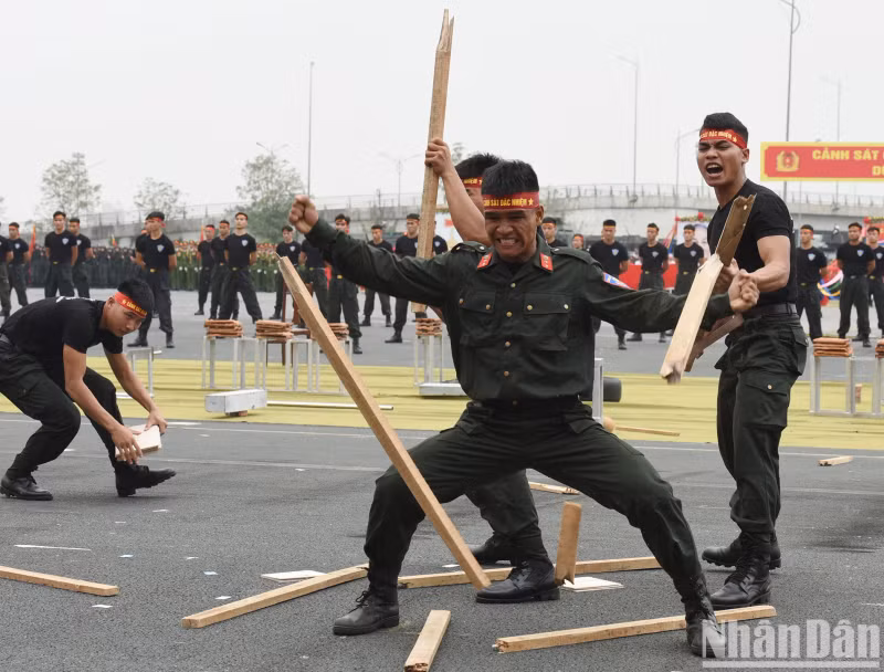 500名机动警察参加武术表演。