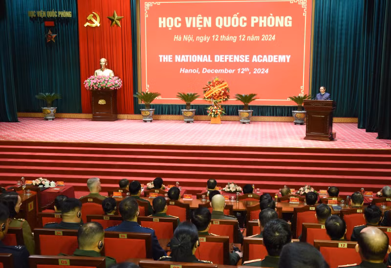 范明正总理认为，国防学院对军队的成就和国家维护与建设事业作出巨大贡献。