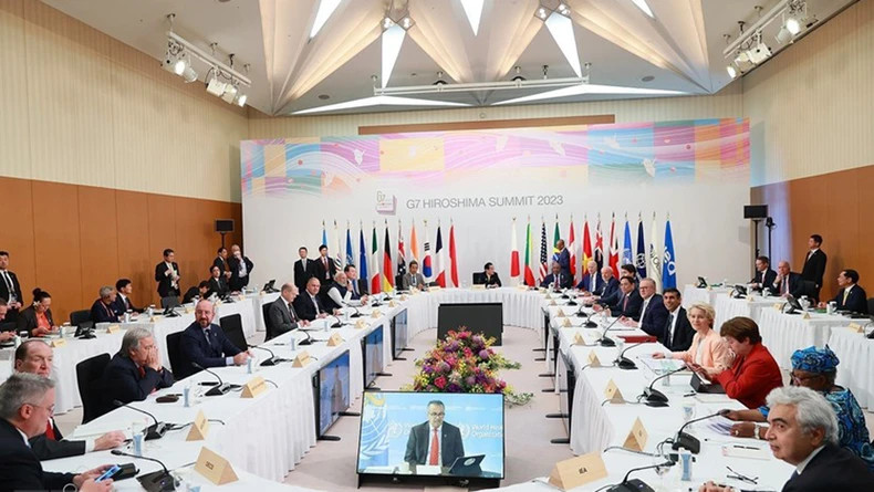 2023年5月20日，在日本广岛，越南政府总理范明正与七国集团峰会扩大会议的各国代表团团长出席“合作应对多重危机”讨论会。（图片来源：文江）