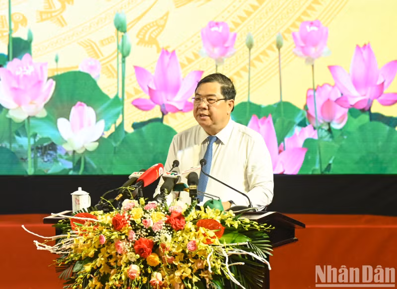 南定省委书记范嘉足在会上发表讲话。