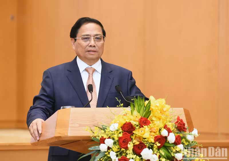 政府总理范明正在仪式上发表讲话。