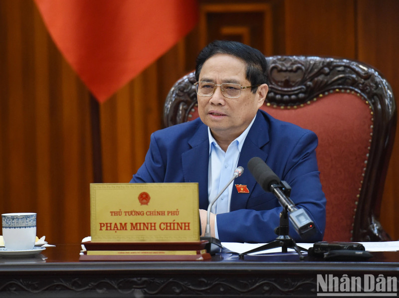 政府总理范明正主持召开政府常务委员会有关抑制通胀的会议。