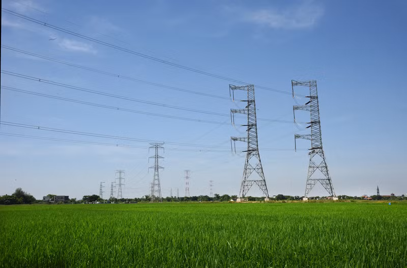 500千伏三回输电线路项目是国家的“命脉”，为全国各地供电，为社会经济发展、保障国防安全作出贡献。