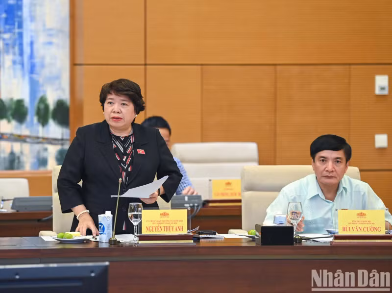 国会社会委员会主任阮翠英发表讲话。