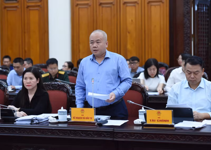 计划与投资部副部长杜成中在会上发表讲话。