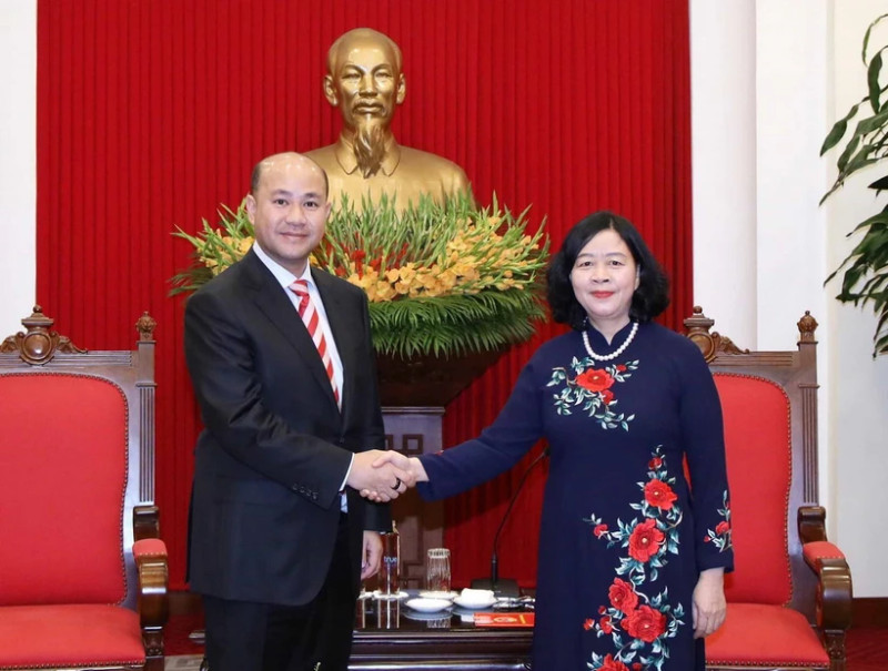 裴氏明淮女士和洪玛尼先生。