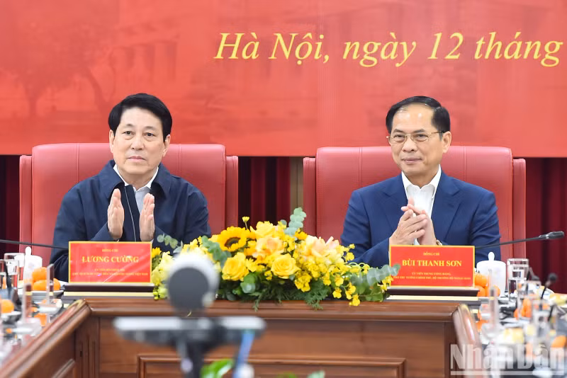 国家主席梁强和政府副总理兼外交部长裴青山出席会议。
