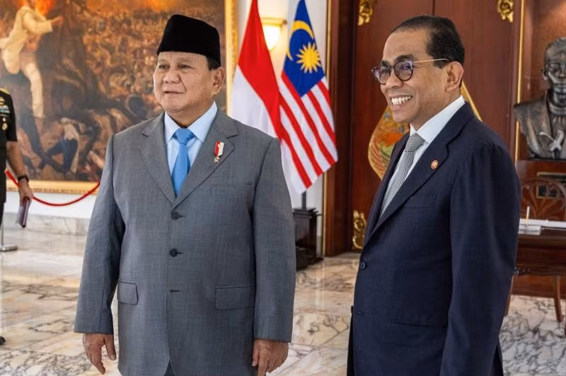 印度尼西亚国防部长普拉博沃·苏比安托和马来西亚国防部长卡立·诺丁。（图片来源：越通社）