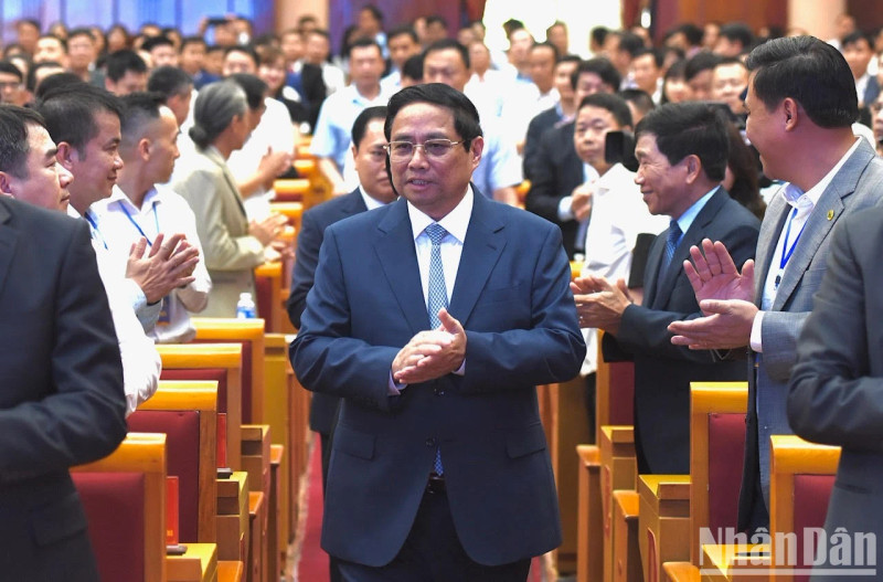 越南政府总理范明正出席谅山省2024年投资促进和规划公布会议。