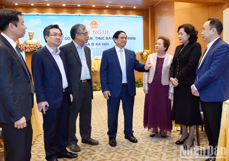 范明正总理和与会代表交流。