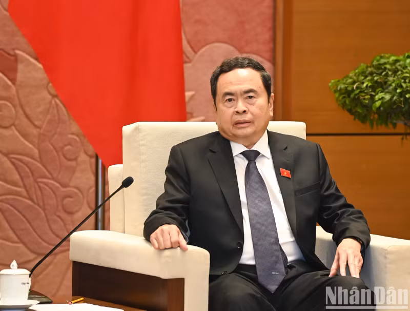 越南国会主席陈青敏在会见时发表讲话。
