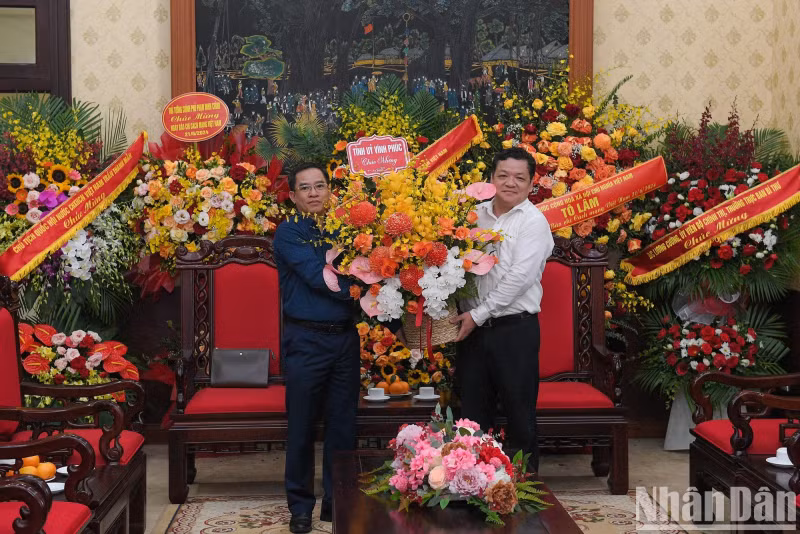 永福省委代表前来祝贺《人民报》社。