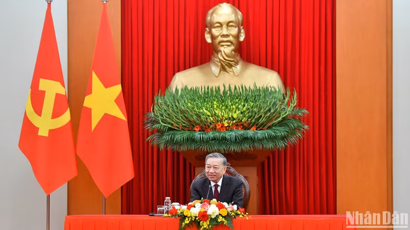 越共中央总书记苏林与新加坡人民行动党秘书长、总理黄循财通电话。