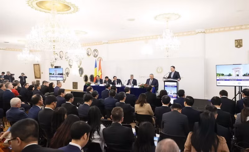 越南政府总理范明正与罗马尼亚总理出席越南与罗马尼亚商务论坛。