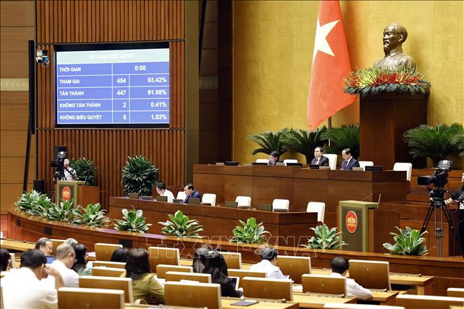 越南第十五届国会第七次会议：国会通过《公路交通安全法》。（图片来源：越通社）