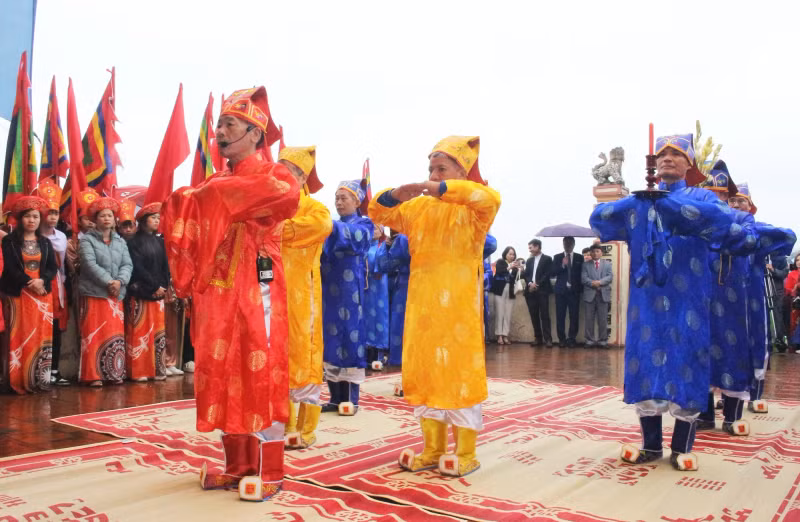 雄王引导人民种植水稻庙会旨在对建国初期的农业始祖的各位雄王巨大功劳表示感恩之心。 雄王引导人民种植水稻庙会旨在对建国初期的农业始祖的各位雄王巨大功劳表示感恩之心。