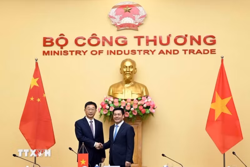 越南工贸部长阮鸿延与广西壮族自治区党委书记、自治区人大常委会主任刘宁。（图片来源：越通社）