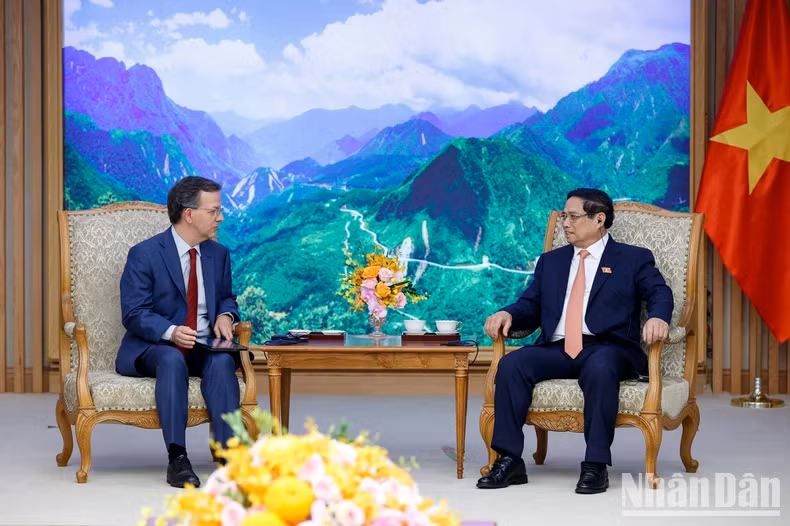 越南政府总理范明正会见国际货币基金组织第四条磋商代表团代表保罗·梅达斯。（陈海 摄）