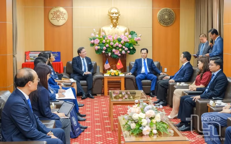 太原省省委书记郑越雄会见美国驻越南大使马克·纳珀。（图片来源：越通社）