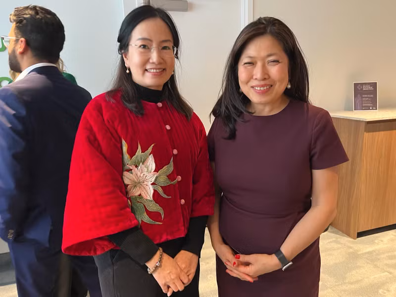 越南驻加拿大大使馆商务参赞陈秋琼（左）和加拿大国际贸易部长伍凤仪。（图片来源：越通社）