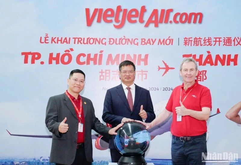 中国驻胡志明市总领事魏华祥（中）、越捷航空公司副总经理迈克尔·希基（右一）、越捷航空公司商务副总经理阮伯算（左一）举行胡志明市至成都市航线开航仪式。