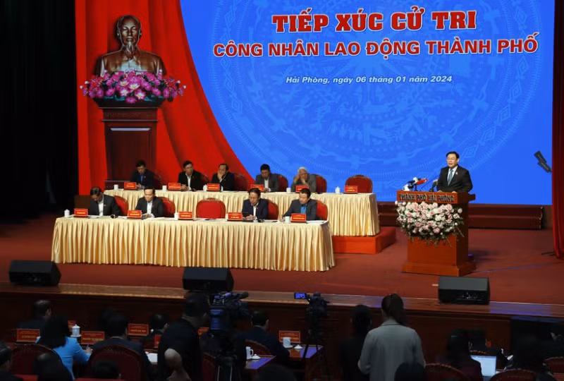 国会主席王廷惠会见海防市当地工人和劳动者选民。