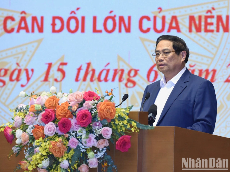 政府总理范明正在会上发表讲话。