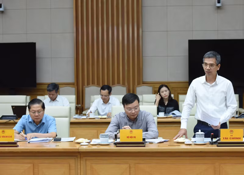 财政部代表发表讲话。