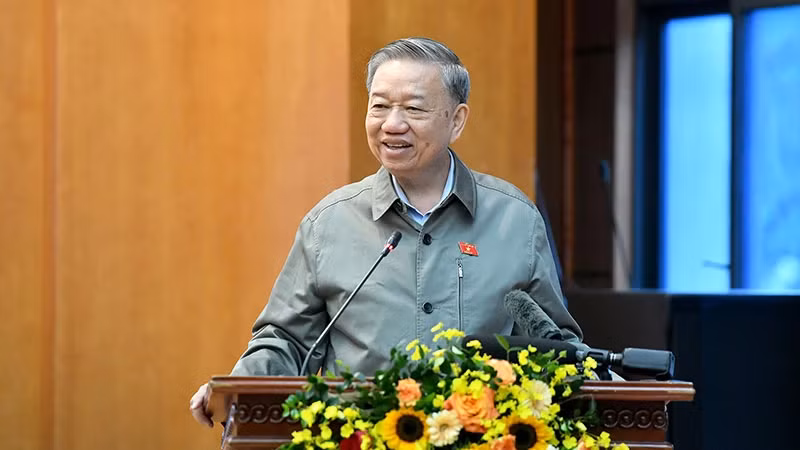 苏林总书记在会见选民时发表讲话。