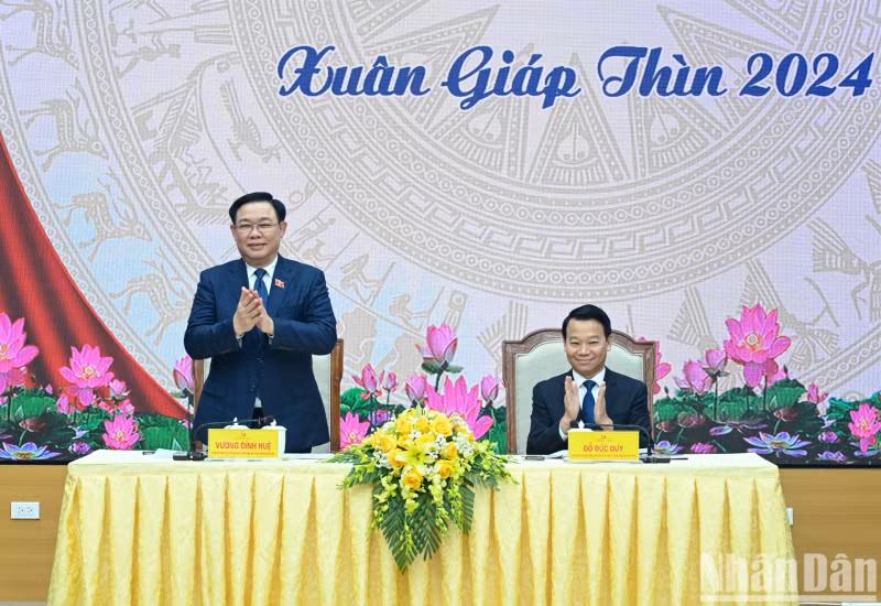 国会主席王廷惠主持与安沛省委常委会的工作会议。