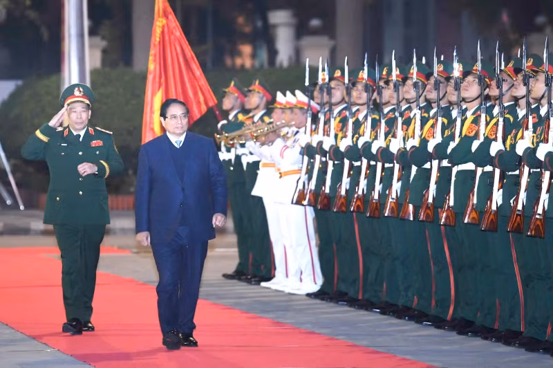 政府总理范明正检阅国防学院的仪仗队。