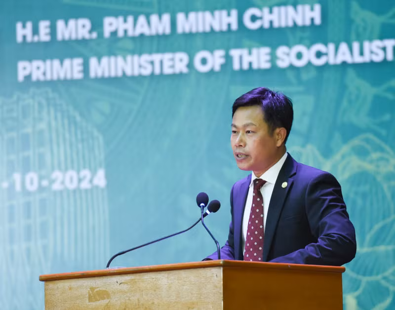 河内国家大学校长黎君在交流会上发表讲话。