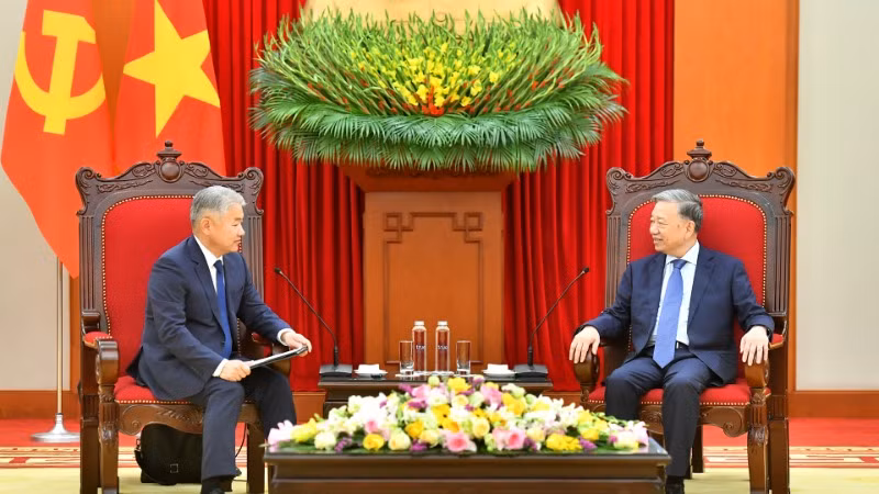 越共中央总书记苏林会见蒙古国食品、农业和轻工业部长扎丹巴·恩赫巴亚尔。