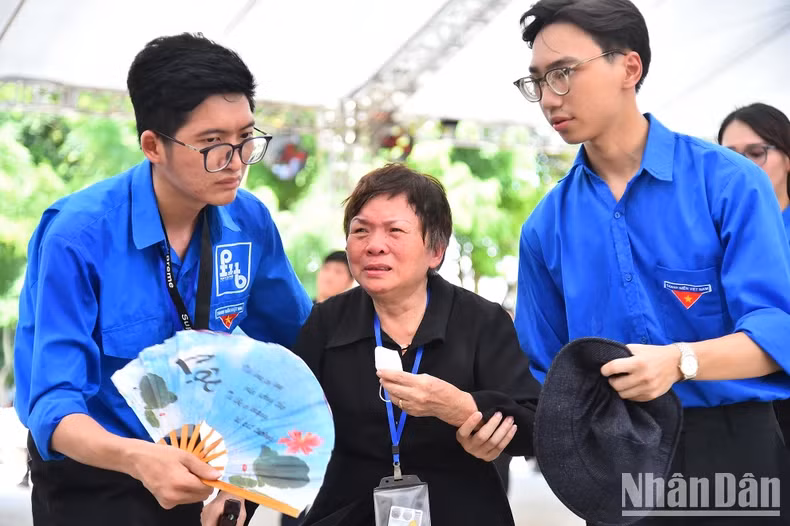 吊唁时许多人都忍不住流下了眼泪。