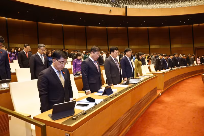 国会代表为近期因自然灾害而牺牲的战士和死亡同胞默哀一分钟。（图片来源：越通社）