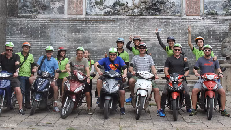 骑摩托车探索胡志明市。