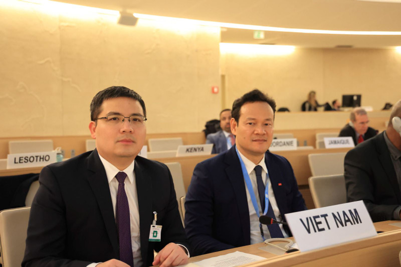 越南常驻联合国代表团团长、特命全权大使梅潘勇（左一）。（图片来源：越通社）