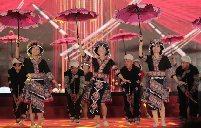 2024年赫蒙族芦笙狂欢节暨野樱花节在安沛省举行。（图片来源：劳动报）
