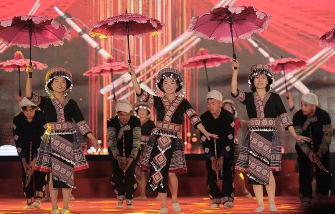 2024年赫蒙族芦笙狂欢节暨野樱花节在安沛省举行。（图片来源：劳动报）