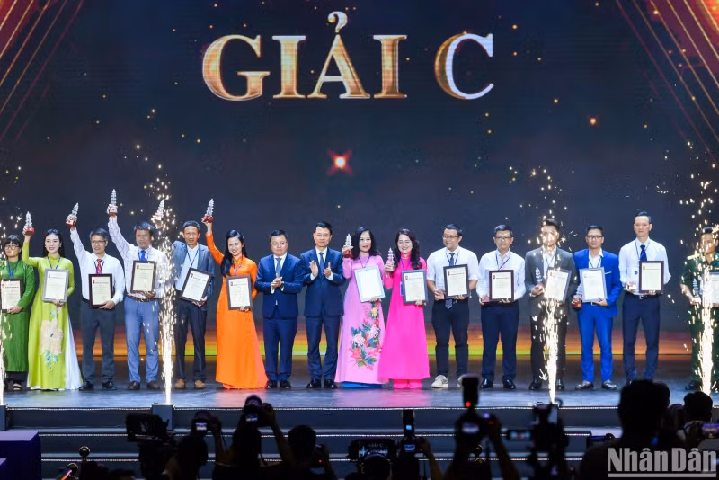 越共中央委员、越南《人民报》社总编辑、中央宣教部副部长、越南新闻工作者协会主席黎国明和越共中央委员、通信传媒部部长阮孟雄颁发三等奖。