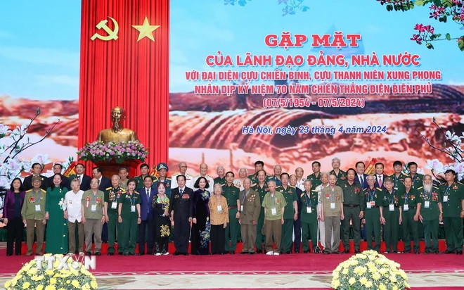 张氏梅同志和各位代表合影。（图片来源：越通社）