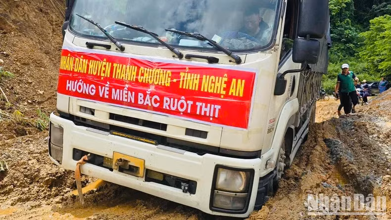 为安沛省文安县灾区同胞运送援助必需品的货车。