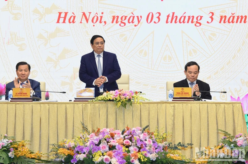 政府总理范明正主持召开政府常务委员与全国模范国有企业代表见面会。（陈海 摄）