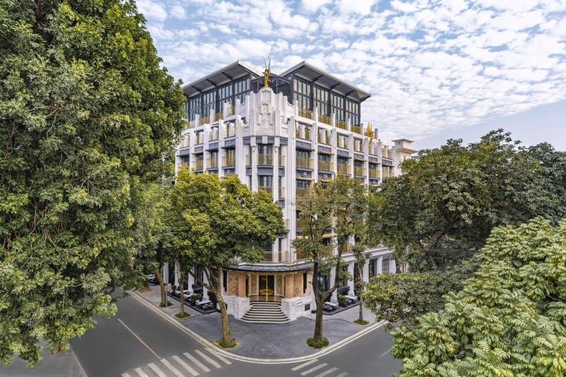 位于Capella Hanoi酒店的米其林一星餐厅Hibana by Koki，凭借对日本铁板烧艺术的卓越演绎，荣膺《Travel + Leisure》的推荐。（图片来源：太阳集团供）