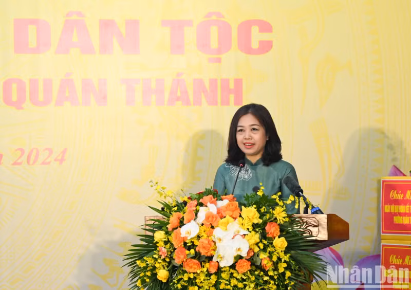 馆圣坊祖国阵线委员会主席吴垂玲发表讲话。