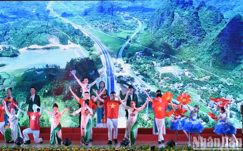 谅山省2024年投资促进和规划公布会议上的文艺表演节目。