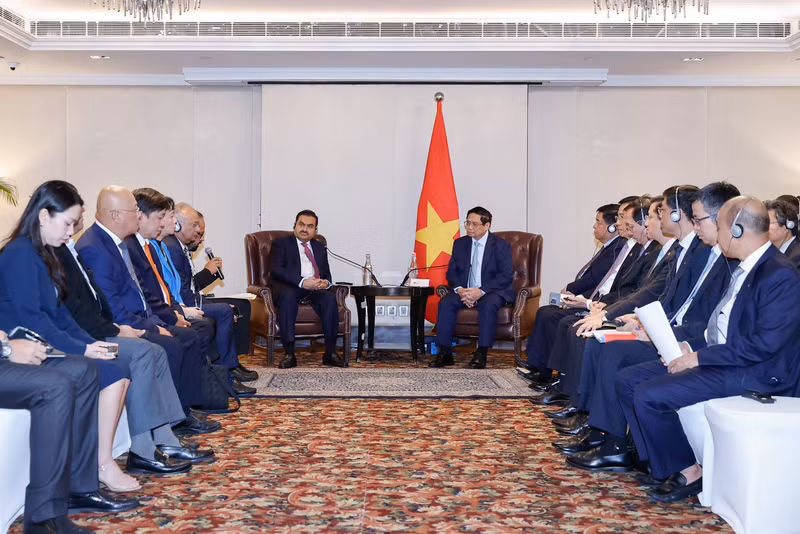 越南政府总理范明正和阿达尼集团董事长高塔姆·阿达尼举行工作会议。（图片来源：越通社）