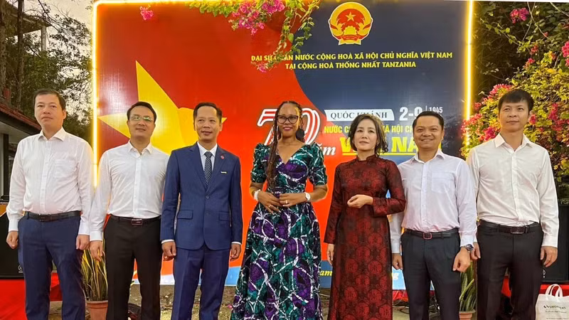 越南驻坦桑尼亚大使馆隆重举行庆祝越南社会主义共和国成立79周年招待会。